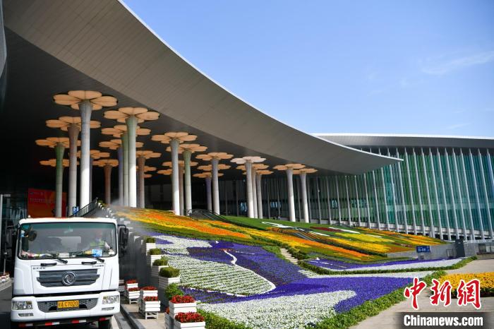 第五屆進(jìn)博會(huì)場館景觀裝飾全面定妝。　陳夢澤 攝